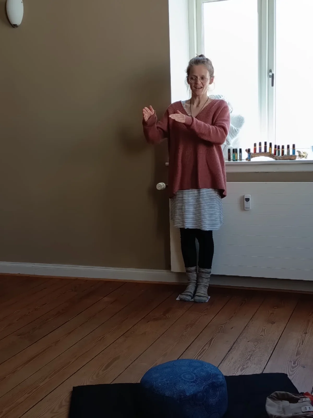 Glückliche Familie auf einem Feld bei Sonnenuntergang.