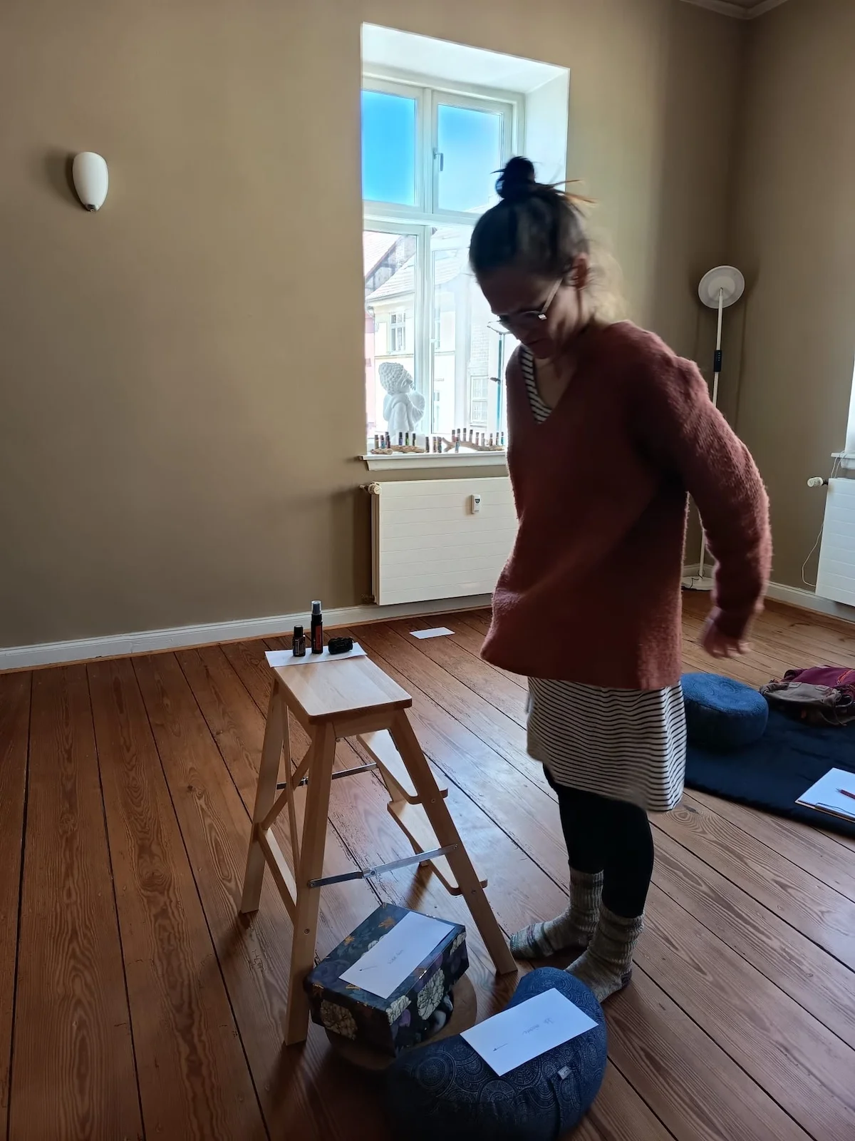 Glückliche Familie: Mutter, Vater, Kinder, Sohn und Tochter bei Sonnenuntergang.