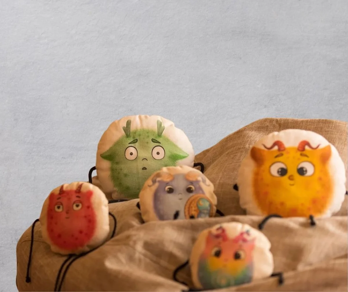 Ein Kind mit Gedankenlesefähigkeiten, umgeben von lebhaften, wirbelnden Gedanken und bunten Sprechblasen, die Kommunikation ausdrücken.